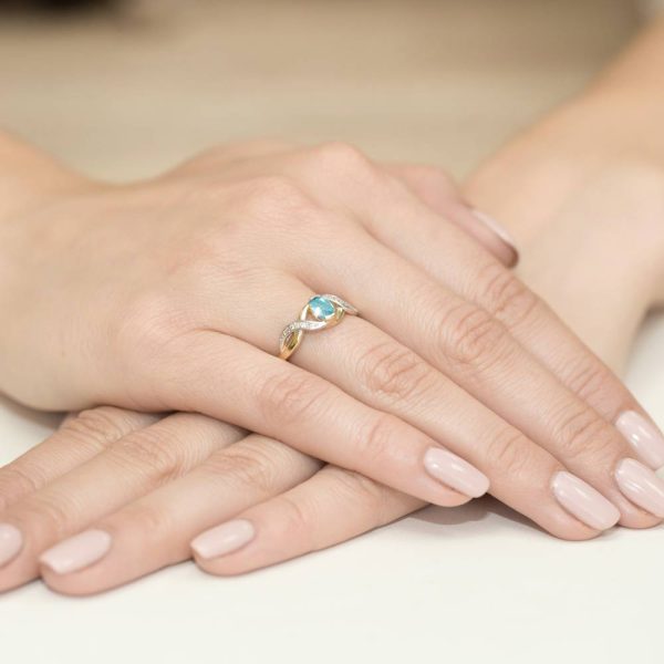 Anello in Oro 14kt con Topazio 0,50 ct e 10 Diamanti 0,05 ct