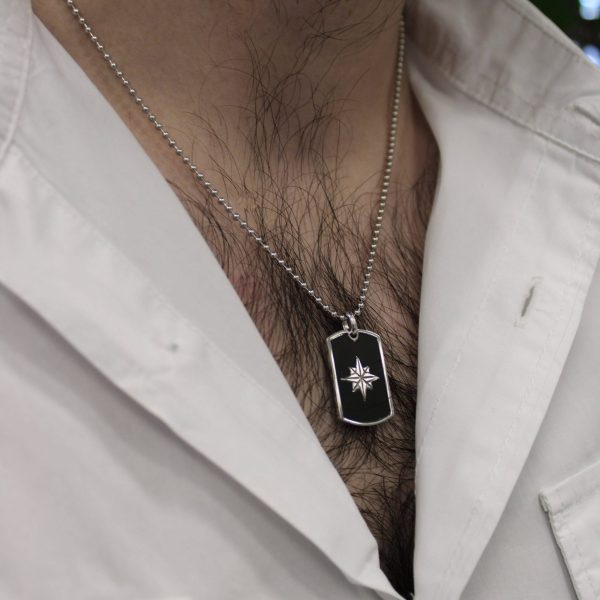 Collana con Piastrina Nera e Rosa dei Venti